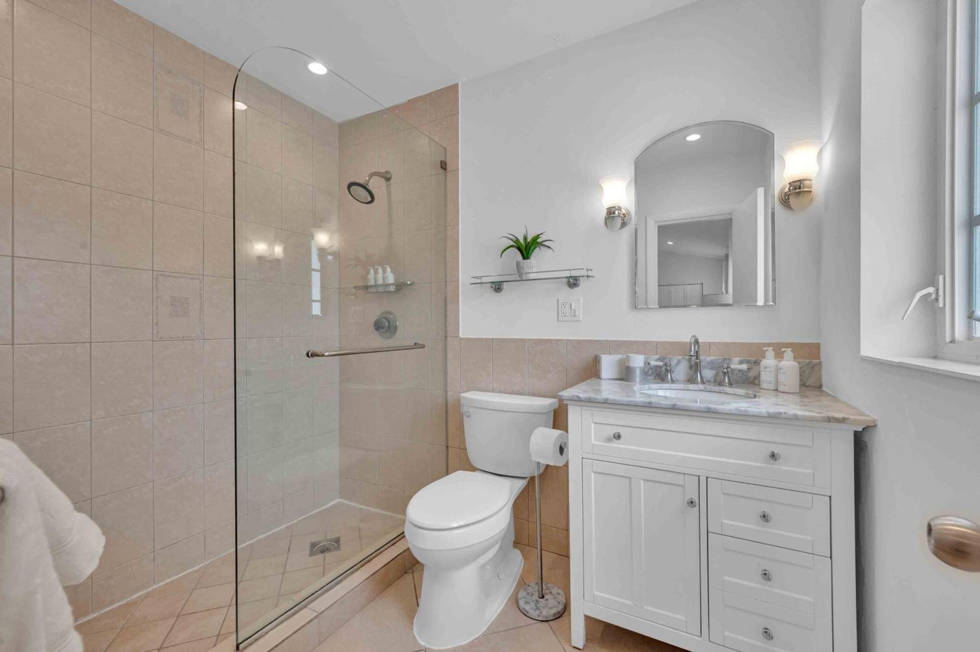 Surf Keysteps From Beautiful Courtyard Hot Tub H0mes * Fort Lauderdale